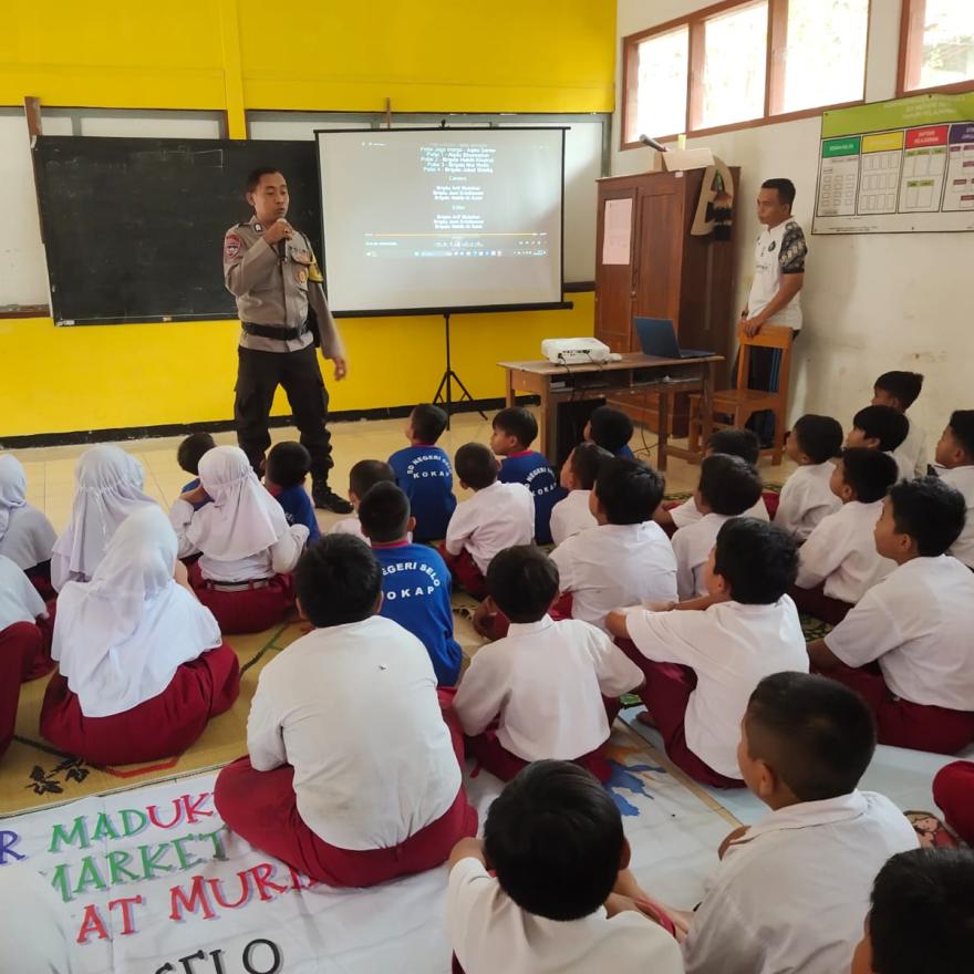 Police Goes to School Sambangi SD Negeri Selo  